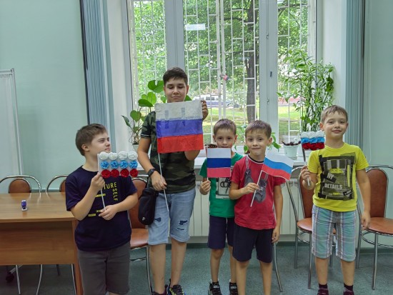 В Академическом районе провели мастер-класс «Флаг России» для детей с особенностями здоровья