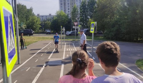 В преддверии нового учебного года сотрудники столичной Госавтоинспекции напоминают подросткам о безопасности на дорогах города