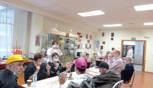 В геронтологическом центре «Тропарево» организовали творческое занятие по изготовлению мандалы
