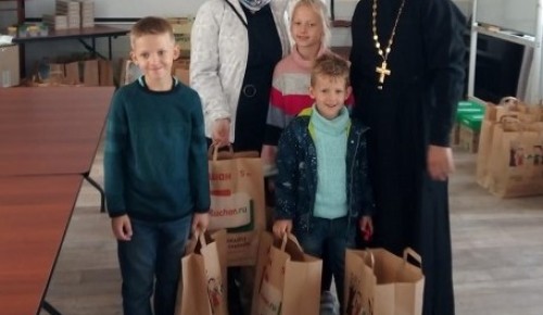 В храме преподобной Евфросинии Московской раздали подарки школьникам из многодетных семей
