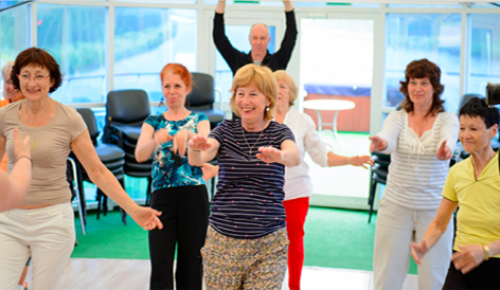 Во Дворце творчества «Севастополец» проходят занятия по стилю и гимнастике для долголетов