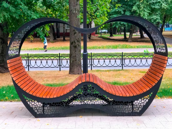 Жители Зюзина могут придумать название необычной скамейке на Чоганском бульваре