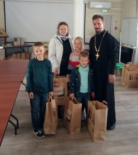 В храме преподобной Евфросинии Московской раздали подарки школьникам из многодетных семей