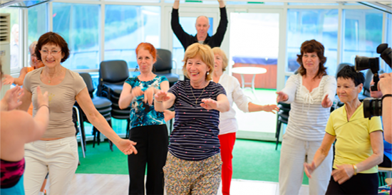 Во Дворце творчества «Севастополец» проходят занятия по стилю и гимнастике для долголетов
