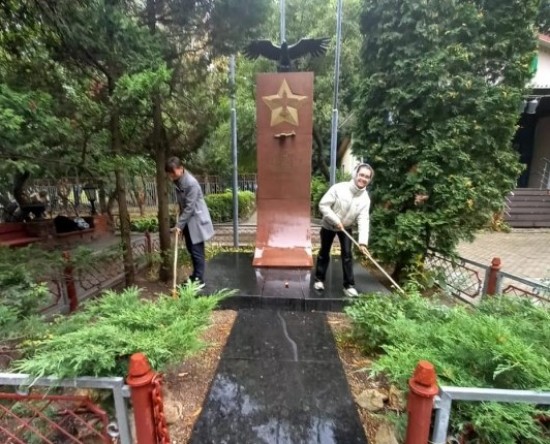 Ученики школы №1205 привели в порядок территорию рядом с памятником воинам ордена Кутузова