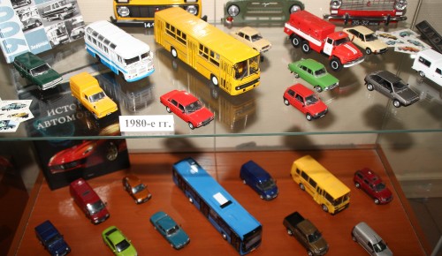 Коллекция моделей советских ретро-автомобилей в "Лире"