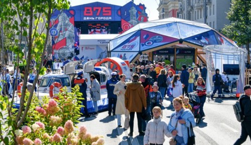 Фестиваль «Москва-Донбасс» проходит на Тверской улице в рамках Дня города