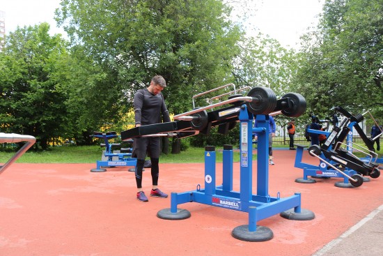 В Воронцовском парке можно заниматься силовыми тренировками на улице