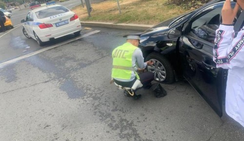 Сотрудники ГИБДД на юго-западе столицы помогли автоледи заменить спущенное колесо