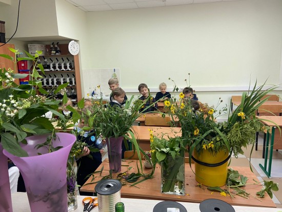Четвероклассники комплекса «Воробьевы горы» собрали осенние букеты в ботаническом саду Дворца пионеров