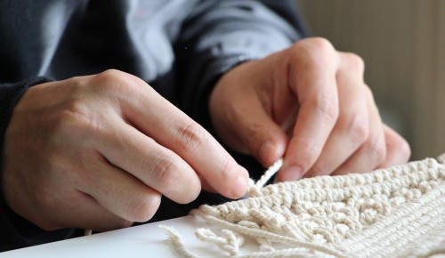 Долголетов из Теплого Стана приглашают познакомиться с техникой плетения макраме