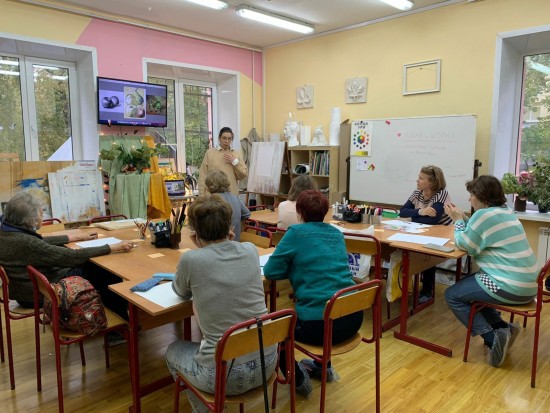 ЦСО «Гагаринский» провел занятие по рисованию в школе №1265