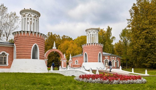 Жители ЮЗАО могут сделать красочную фотосессию в Воронцовском парке