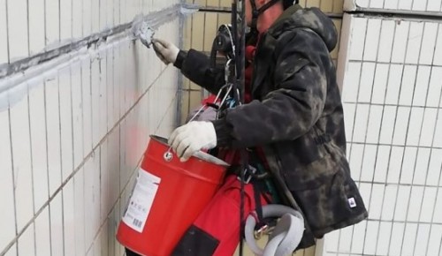 Сотрудники «Жилищника» выполнили герметизацию межпанельных стыков в доме на улице Наметкина