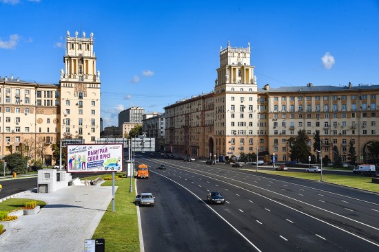 Пешеходная зона и новые остановки появились на участке Ленинского проспекта после благоустройства