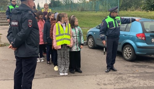Автоинспекторы Юго-Западного округа Москвы показали ученикам безопасный маршрут в школу