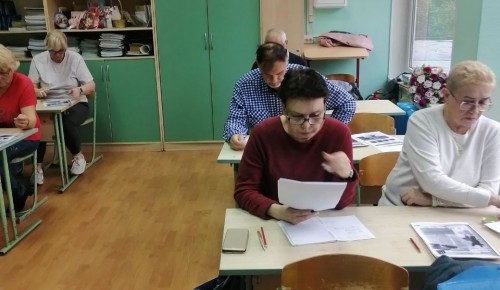«Долголетов» Академического района пригласили на занятия по английскому языку