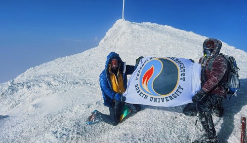 Флаг РГУ им. Губкина установили на вершине горы Арарат