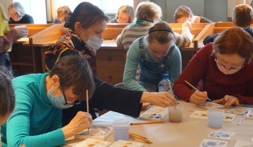 Академия Андрияки открыла набор в группу рисования для долголетов