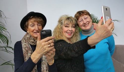 Новые программы для долголетов запустили в центре «Моцарт»