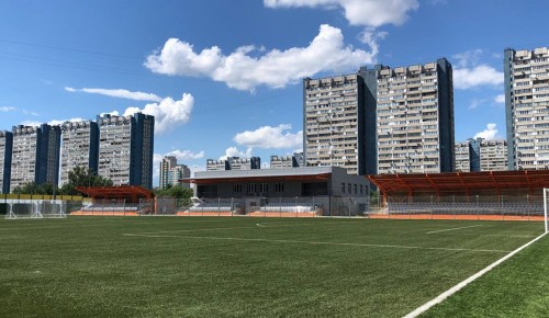 В Ясеневе ввели в эксплуатацию футбольное поле с подогревом