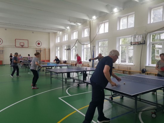 В школе №1507 организовали открытый урок по настольному теннису для долголетов