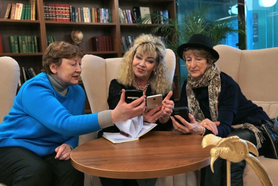 Галерея «Нагорная» пригашает долголетов на занятия по английскому языку