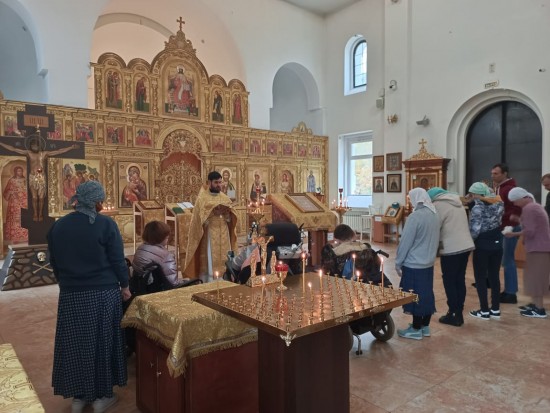 Жители соцдома «Обручевский» посетили Божественную литургию и молебен о здравии