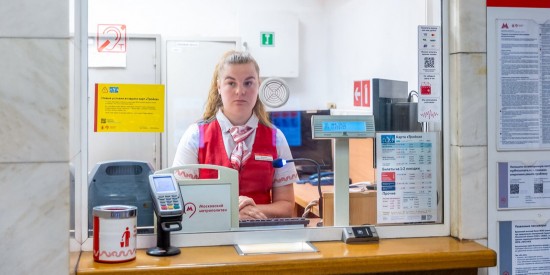 На станциях метро в ЮЗАО установили индукционные петли для пассажиров с нарушением слуха