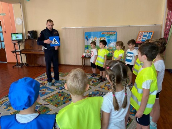 Сотрудники Госавтоинспекции Москвы провели обучающий урок для воспитанников детского сада