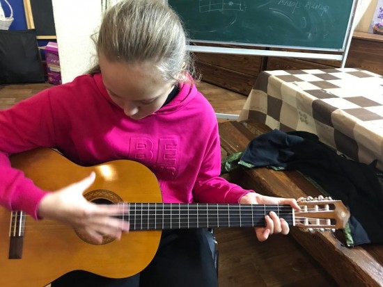 В Воскресной школе храма Патриарха Московского в Зюзине прошло занятие «Знакомство с гитарой»