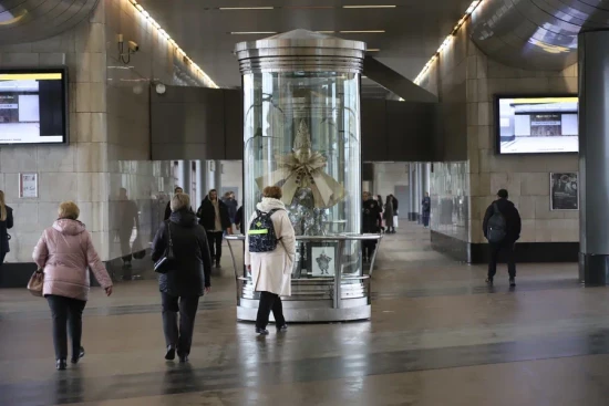 На станции метро «Воробьевы горы» открыли выставку к 400-летию Мольера