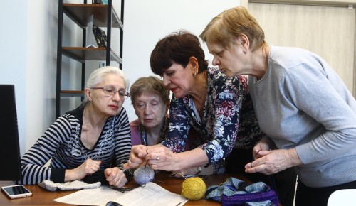 Долголетов из Северного Бутова научат вязать спицами