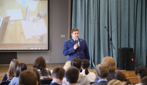 В школе №554 ученики встретились с заместителем Зюзинского межрайонного прокурора
