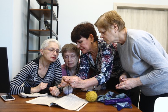 Долголетов из Северного Бутова научат вязать спицами