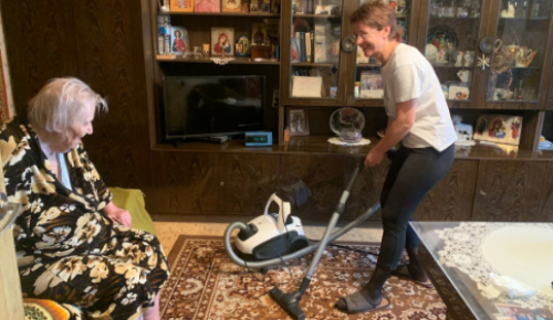 Волонтеры соцслужбы Ильинского храма в Северном Бутове провели уборку квартиры подопечной