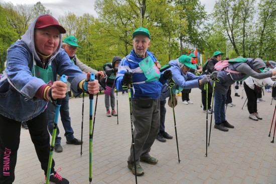 Долголетов из Южного Бутова приглашают на занятия скандинавской ходьбой