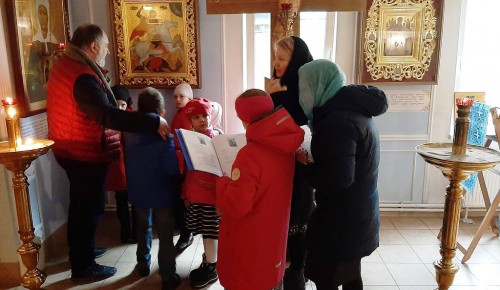 В храме Иверской иконы Божией Матери в Беляеве провели экскурсию для прихожан