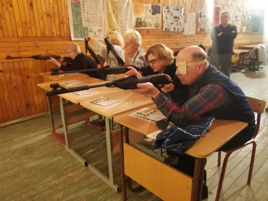 В школе №51 провели открытый урок по стрельбе для долголетов