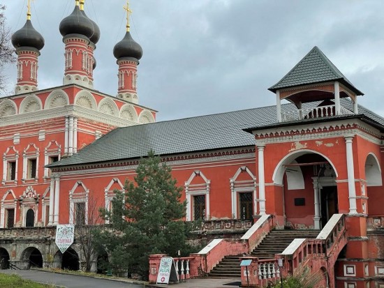 «Долголеты» ЦМД «Гагаринский» посетили экскурсию в Высоко-Петровском монастыре