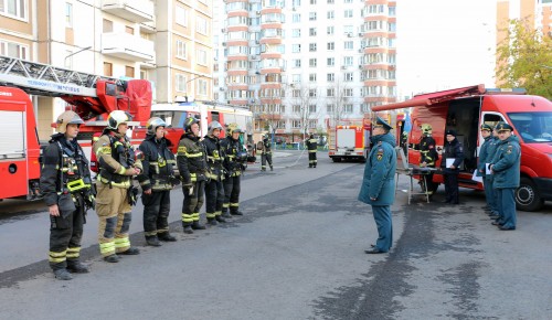 На территории ЮЗАО прошли тренировочные пожарно-тактические учения по тушению пожара и проведению аварийно-спасательных работ