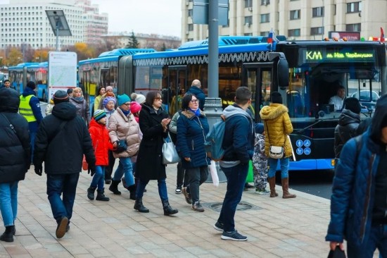 Около 130 автобусов перевозили пассажиров в утренний час пик из-за закрытия участка «Октябрьская – Новые Черемушки»