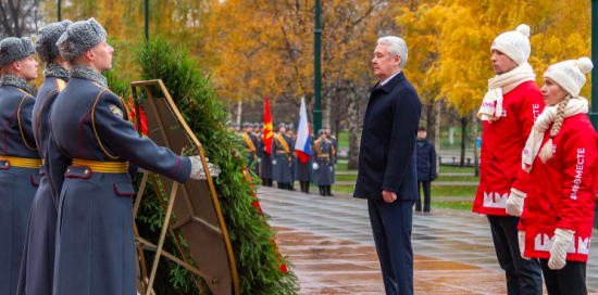 Собянин в годовщину парада 1941 года возложил венок к Могиле Неизвестного Солдата