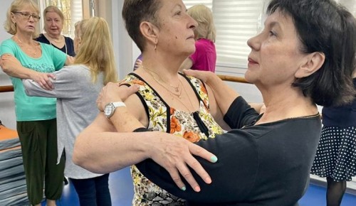 В МЦДС «Спутник» организовали открытый урок танцев для долголетов