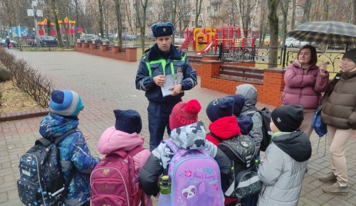 На юго-западе Москвы автоинспекторы провели для школьников минутки безопасности