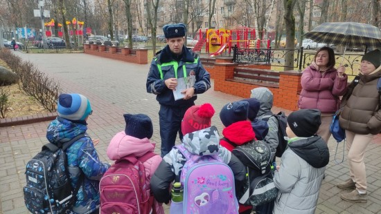 На юго-западе Москвы автоинспекторы провели для школьников минутки безопасности