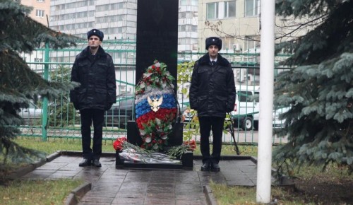 Полицейские и общественники Юго-Западного округа столицы почтили память погибших в годы войны минутой молчания