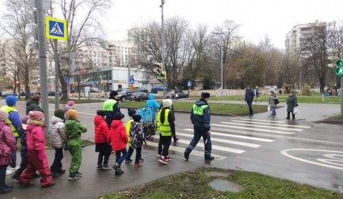 На юго-западе Москвы автоинспекторы провели профилактическое мероприятие «Шагающий автобус»