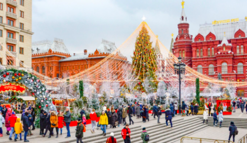 Более 80% москвичей поддержали предложение Собянина не отказываться от новогодних праздников