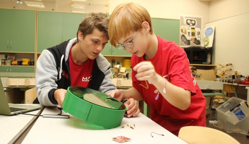 Думающий стетоскоп и таблетница-самобранка. Юные изобретатели из Дворца пионеров победили на международном конкурсе